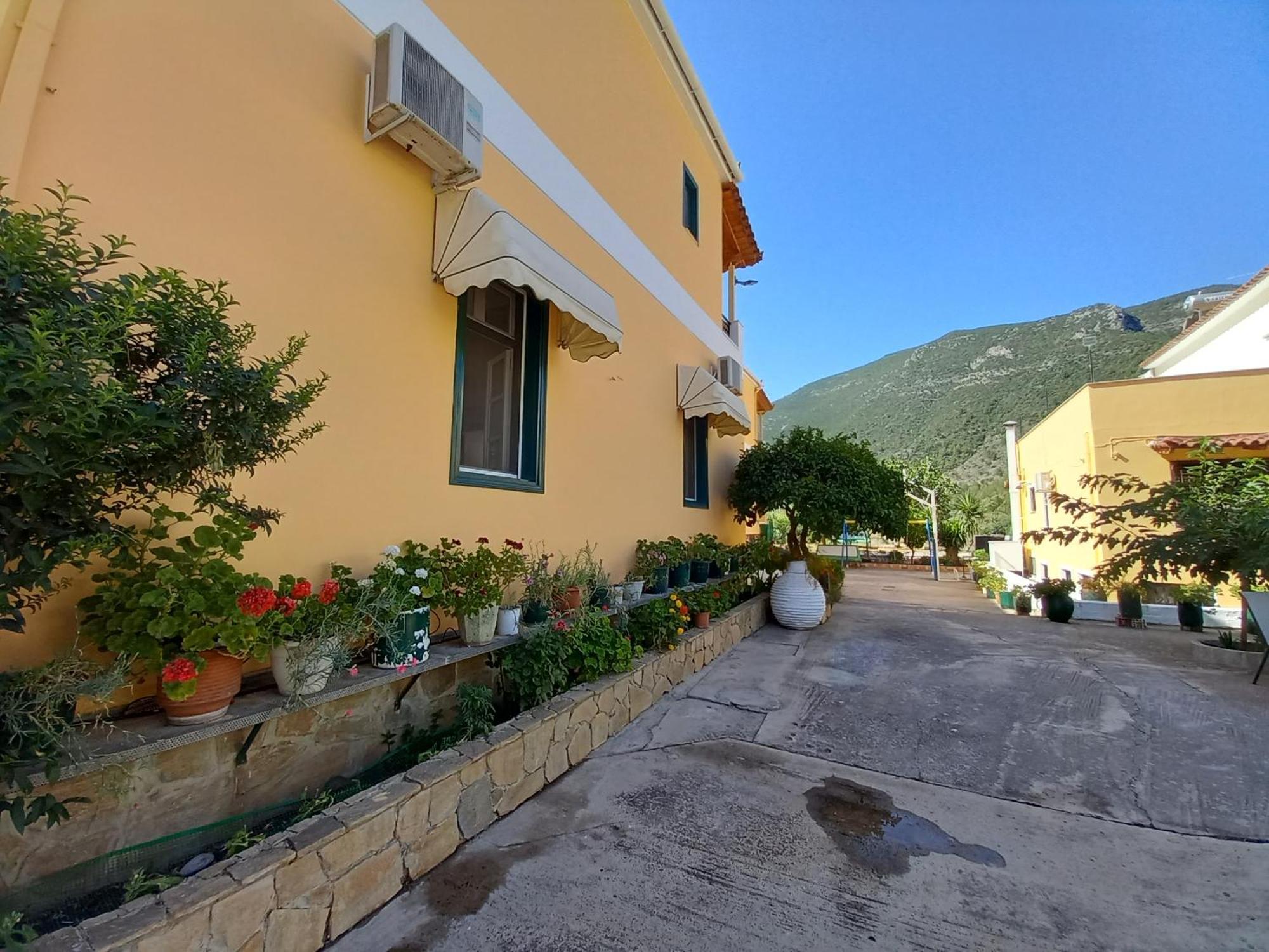 Costa-Rini Hotel Leonídion Exterior foto